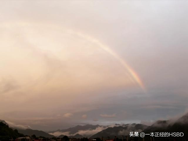 暴雨过后云雾之上，彩虹晚霞遥相辉映