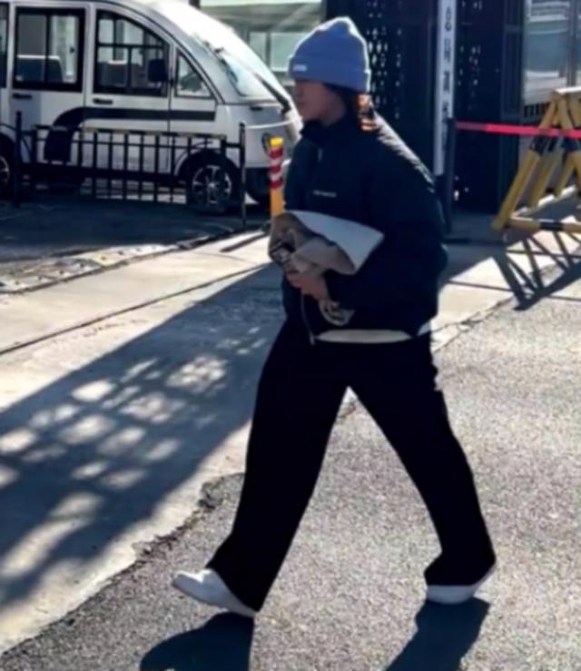 全红婵归队了！她变化真大，身材高挑颜值抢眼，留了长发气场强大