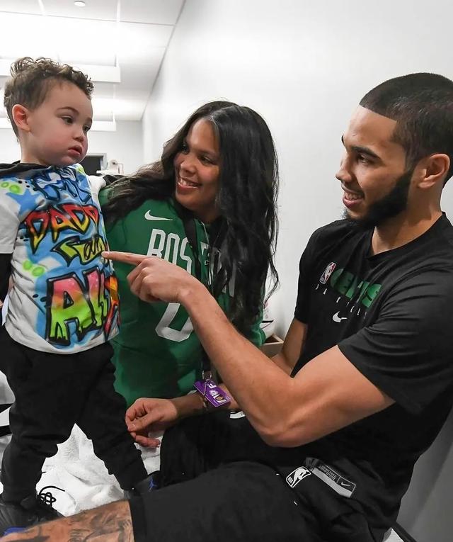 塔图姆歌星伴侣，晒儿子有潜力成为唱歌“蓝球	”帅小伙