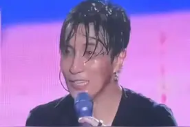 笑不活了，薛之谦演唱会遇暴雨全身淋湿，网友评论区里笑喷图片