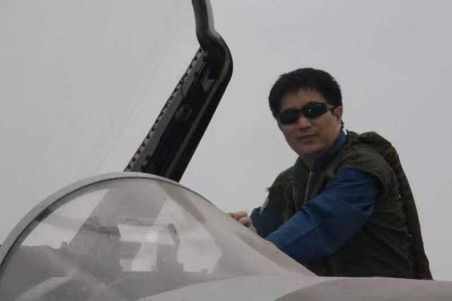 空军特级飞行员谈歼20亮相阅兵式