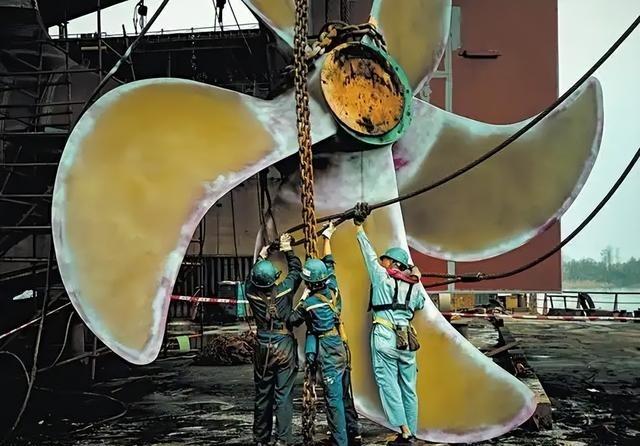 美媒：中国建造全球最大航母，12万吨核动力，可上舰100架歼35