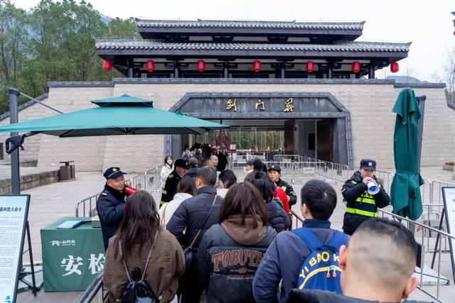 燃爆新春！四川剑阁县剑门关连续两日客流破峰值