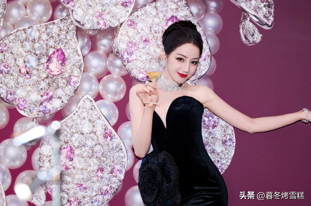 钱再多有什么用，33岁迪丽热巴病情加重紧急送医	，连夜取消拍摄