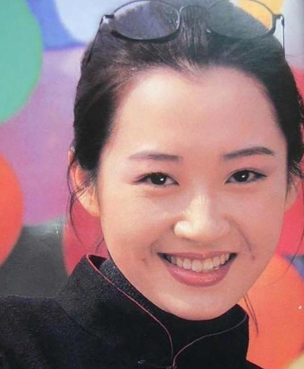 她一生 “风流成性、老少通吃”，撩汉无数，现如今56岁却依旧单身