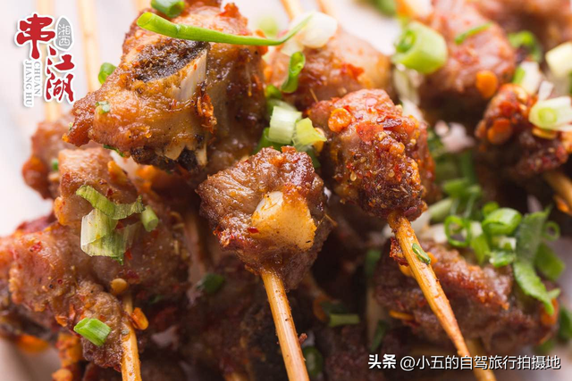 2025芙蓉镇暴走攻略！瀑布灯光秀+刘晓庆米豆腐，夜游爽到尖叫！