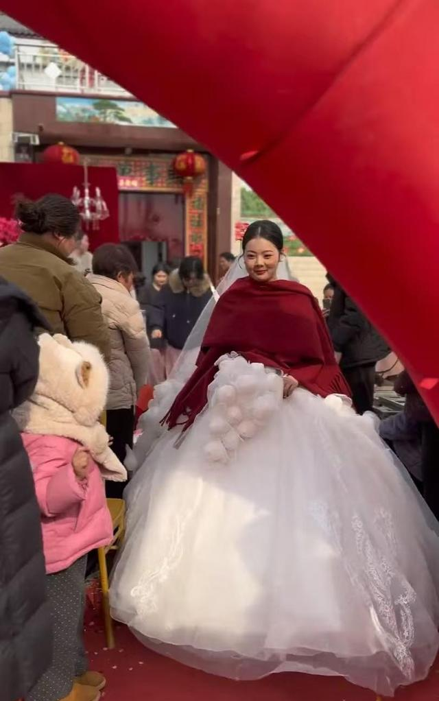 婚礼上新娘天庭饱满意外走红，明艳动人成焦点，网友：美到心坎了