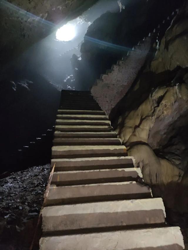 重庆南温泉发现废弃溶洞景区，内部层层石梯让人联想到盗墓笔记