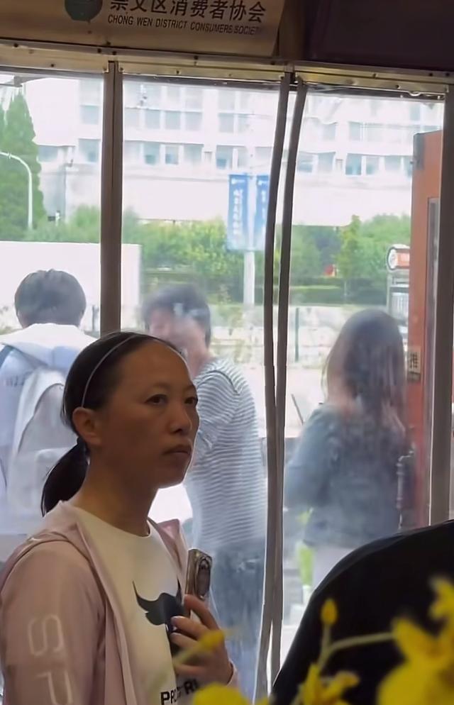 王楚钦让老板娘赚大了，喜笑颜开的在前面带路，为牛冠凯点赞