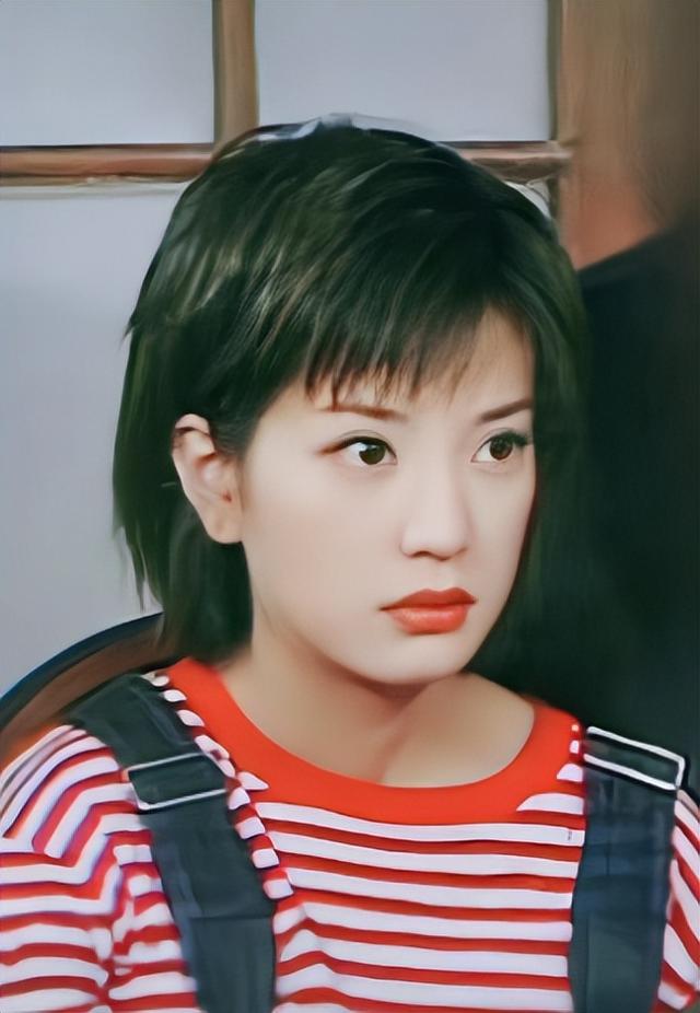 49岁赵薇近照曝光，事业婚姻全失败，15岁的女儿和她长得不一样
