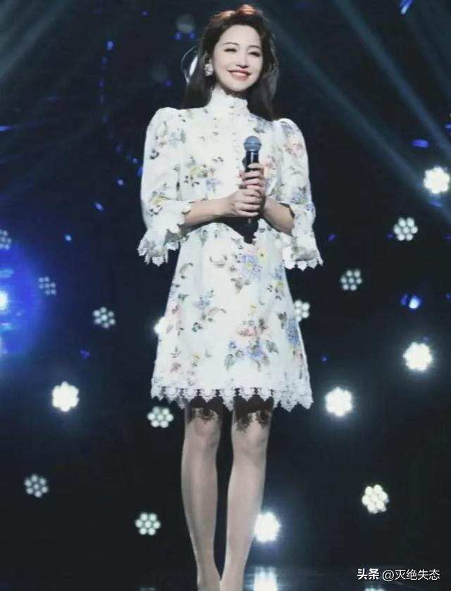 落毛凤凰不如鸡？42岁著名歌手江苏走穴，宾客只顾吃席没人搭理