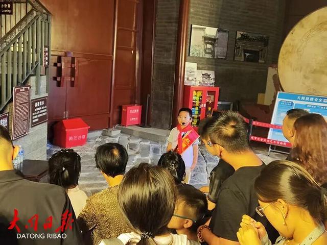 “红领巾”免费讲解大同鼓楼，带游客领略古代大同的繁华昌盛