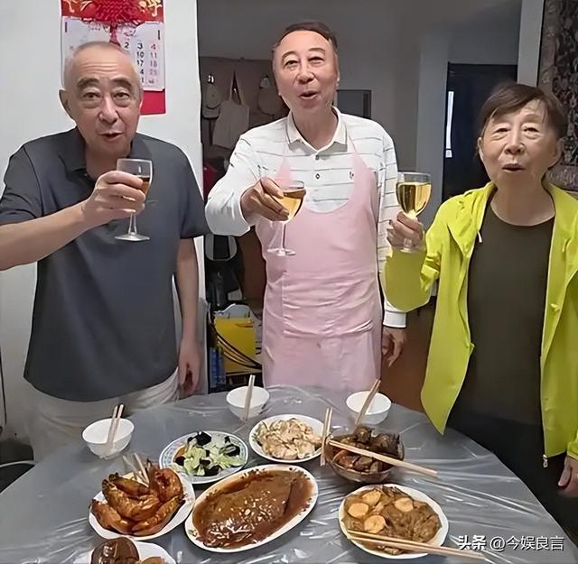 闫学晶没想到，2026年刚开年，老搭档冯巩就给她上了生动一课