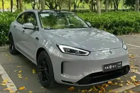 太像保时捷Macan！华为问界M5实车亮相街头图片