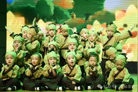 临县南关幼儿园举行“彩韵扎染·诗意童年”庆六一文艺汇演活动图片