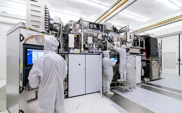 美荷两国同时发声，对中国独立研发的光刻机技术给予了强烈批评