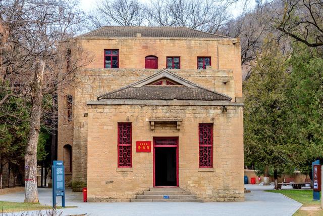 我是铜川人，去了延安和榆林，实话实说：这俩陕北名城差异真不小