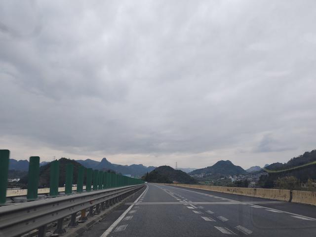 南行漫记：饿着肚子离开织金，路遇双乳峰，错过特大桥景区