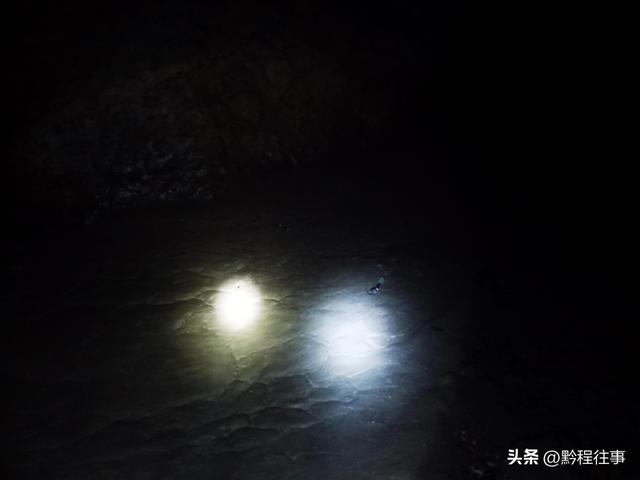 一个洞内烟云氤氲的躲匪洞，一个白练如幕的暗河瀑布