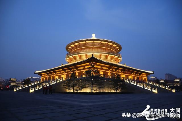 千年古都夜流光 万里星河映平城