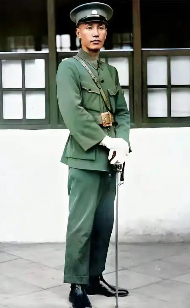 这是1925年的蒋中正38岁时的真实模样,不是演员扮演的