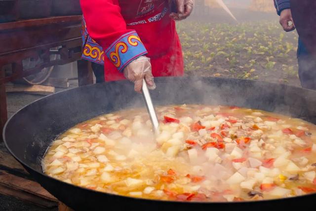 绝了！2h直抵彩林胜境！徒步遛娃冲绝版奖牌，集五福刮999足金！闹非遗羌年、吃刨汤羌宴！