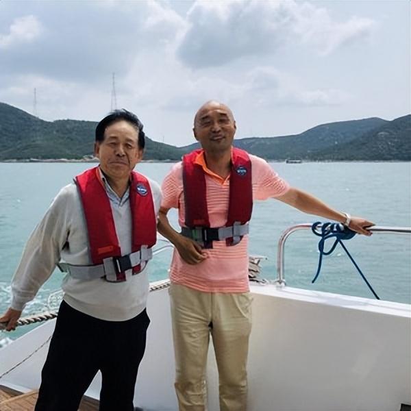 聂卫平告别仪式：大儿子手捧遗像	，3个子女都到齐，众人含泪悼念