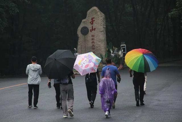 千山夜游客流如织