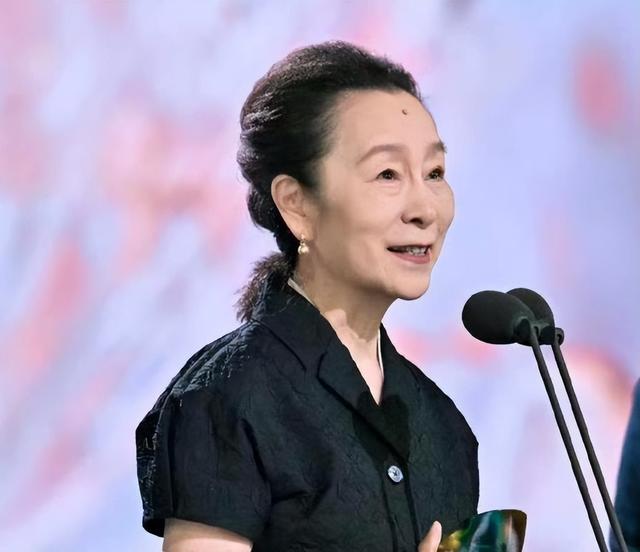 孩子父亲真相大白一月后，奚美娟低调露面	，手足无措，落寞呆坐