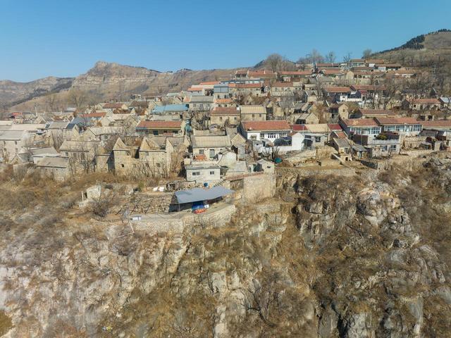 山东这座“悬崖古村”藏不住了！建在百米峭壁上，俯瞰齐鲁山河
