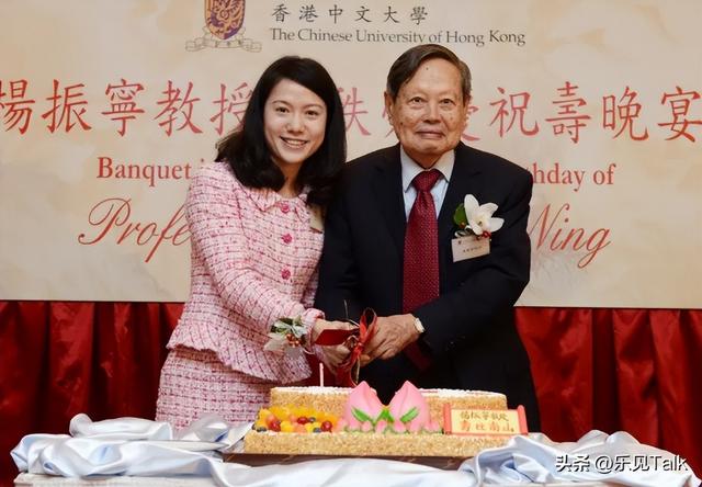 翁帆也没想到，丈夫杨振宁去世后，竟因生前一个举动再次口碑暴涨
