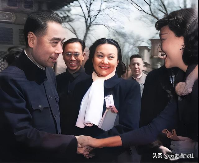 夏梦有多美？57年她和毛主席合影，那年24岁，端庄典雅，美艳绝伦