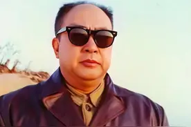 陈毅为何总戴墨镜，是为了挡杀气吗？去世多年后陈毅儿子给出答案图片