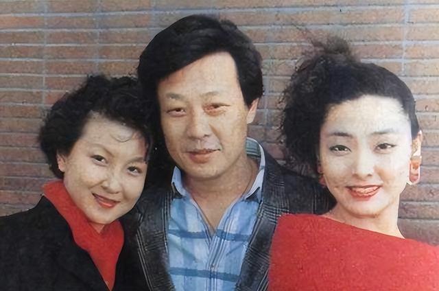 71岁寇世勋现状，晚年和原配一家生活，二房随3名子女远在国外