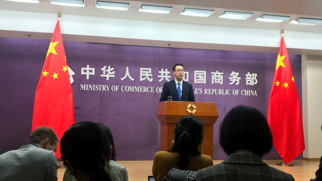 被美重创后，卡尼恼羞成怒要反华，大肆驱逐中企：中国借道倾销