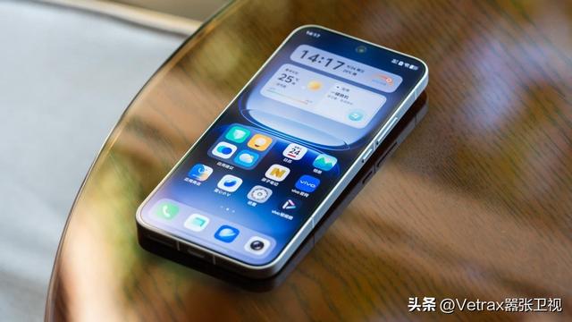 iQOO 15：以全能最强“光”，致玩家