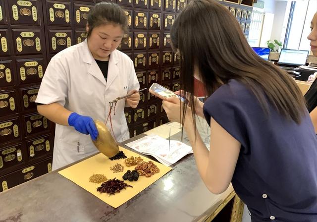 大量日本游客涌入北京，打着旅游幌子不去旅游不吃美食，为啥来？