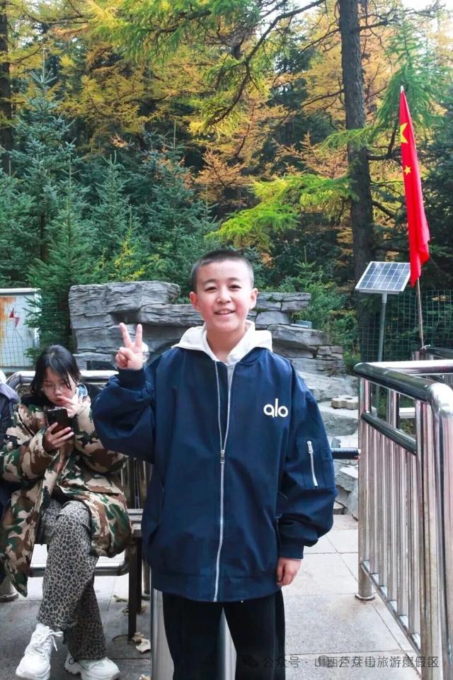 芦芽山国庆假期人气爆棚 红色氛围与秋日风光引客来