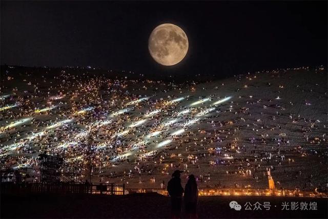 月圆敦煌大漠