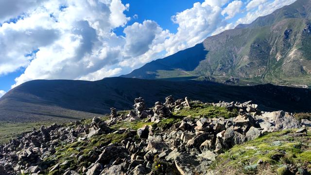 爬拉萨哲蚌寺后山，从海拔3600米到山顶5300米，上下20公里