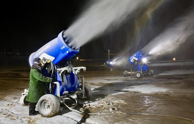 银川：迎接冰雪季 夜间造雪忙