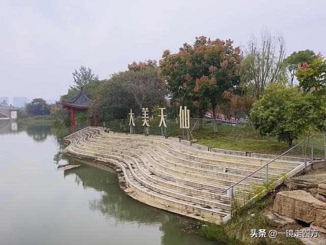 在“天仙配”传说的故事发生地孝感，建有一座“凤凰天仙城”