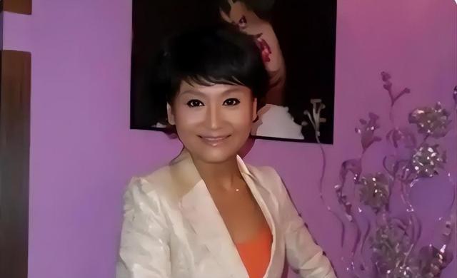 吃狗食、关禁闭，央视前才女国外被虐成“人干	”？董卿想救她都难