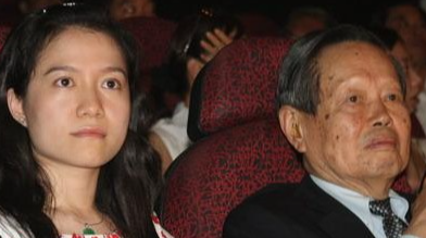 没想到	，杨振宁去世后，49岁妻子翁帆，竟因一个动作实现口碑暴涨
