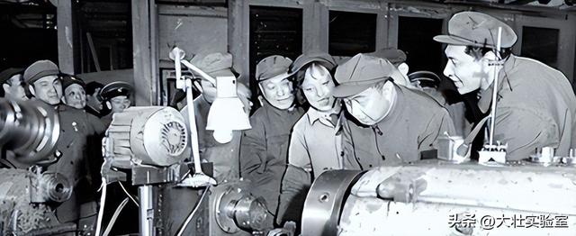 华国锋的夫人韩芝俊有多美？1961年的全家留影，30岁她端庄贤惠