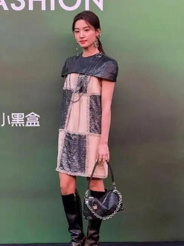 VOGUE红毯成翻车现场时尚女王杨幂遭质疑