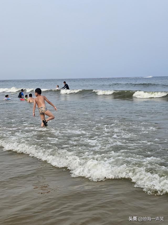 海边听涛，涛声依旧在，故人依旧在，浪声依旧在，只是游人归