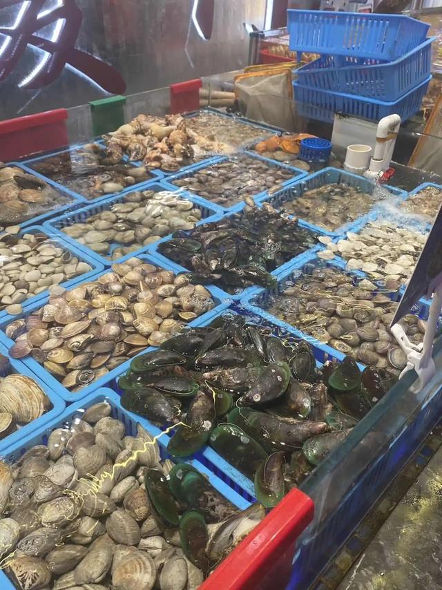 不住酒店住帐篷，不逛景区逛菜市场，为何年轻人开始反向消费了？
