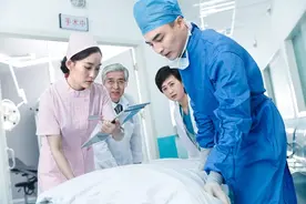 为什么有些医生自己也吸烟？医生：因为我需要全心贯注给患者治疗图片