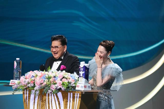 讨好大佬陪睡上位？遭央视“开除”？曾是央视女主持谣言有多离谱